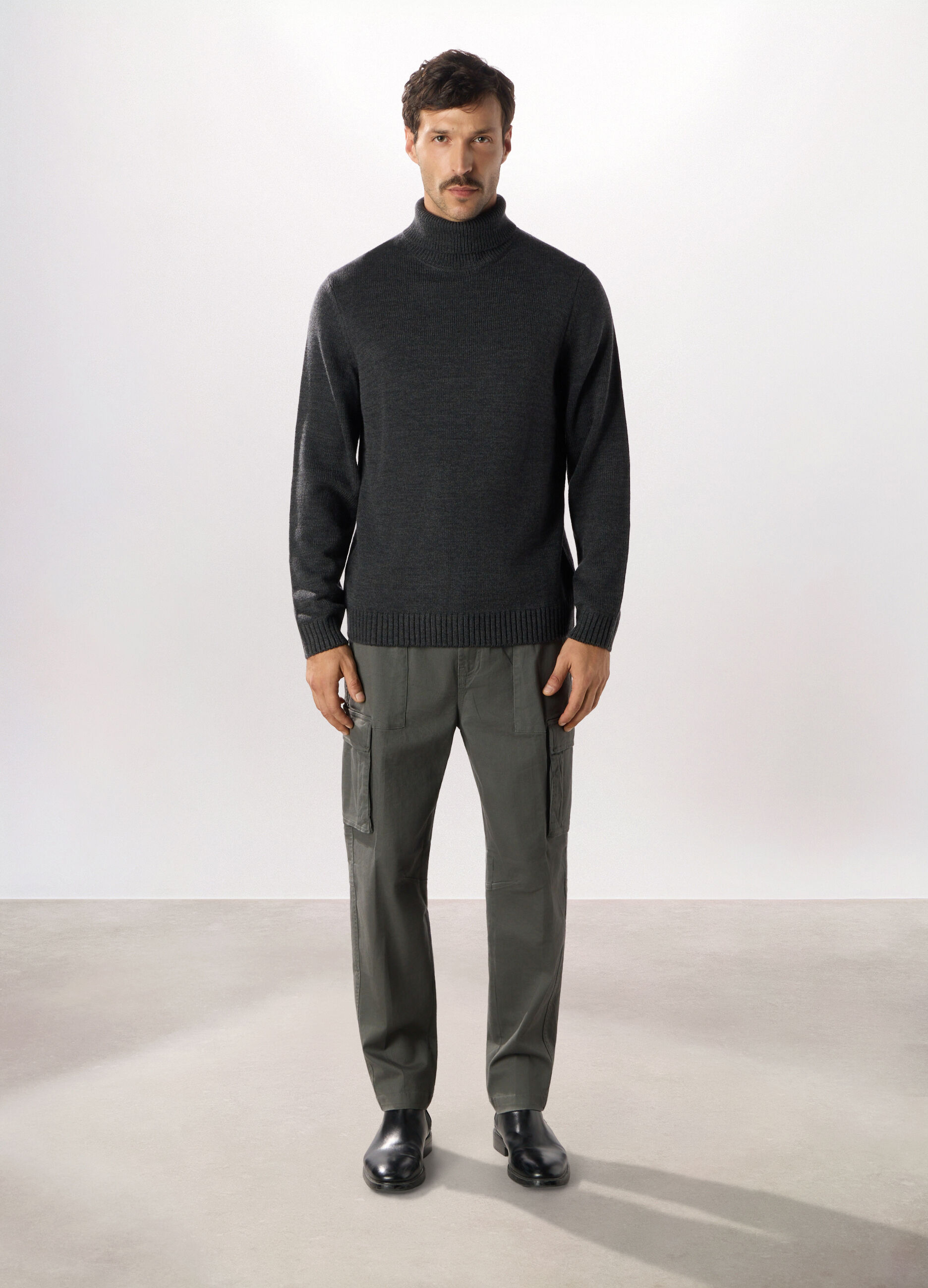 Pantalone cargo regular fit in cotone stretch_0