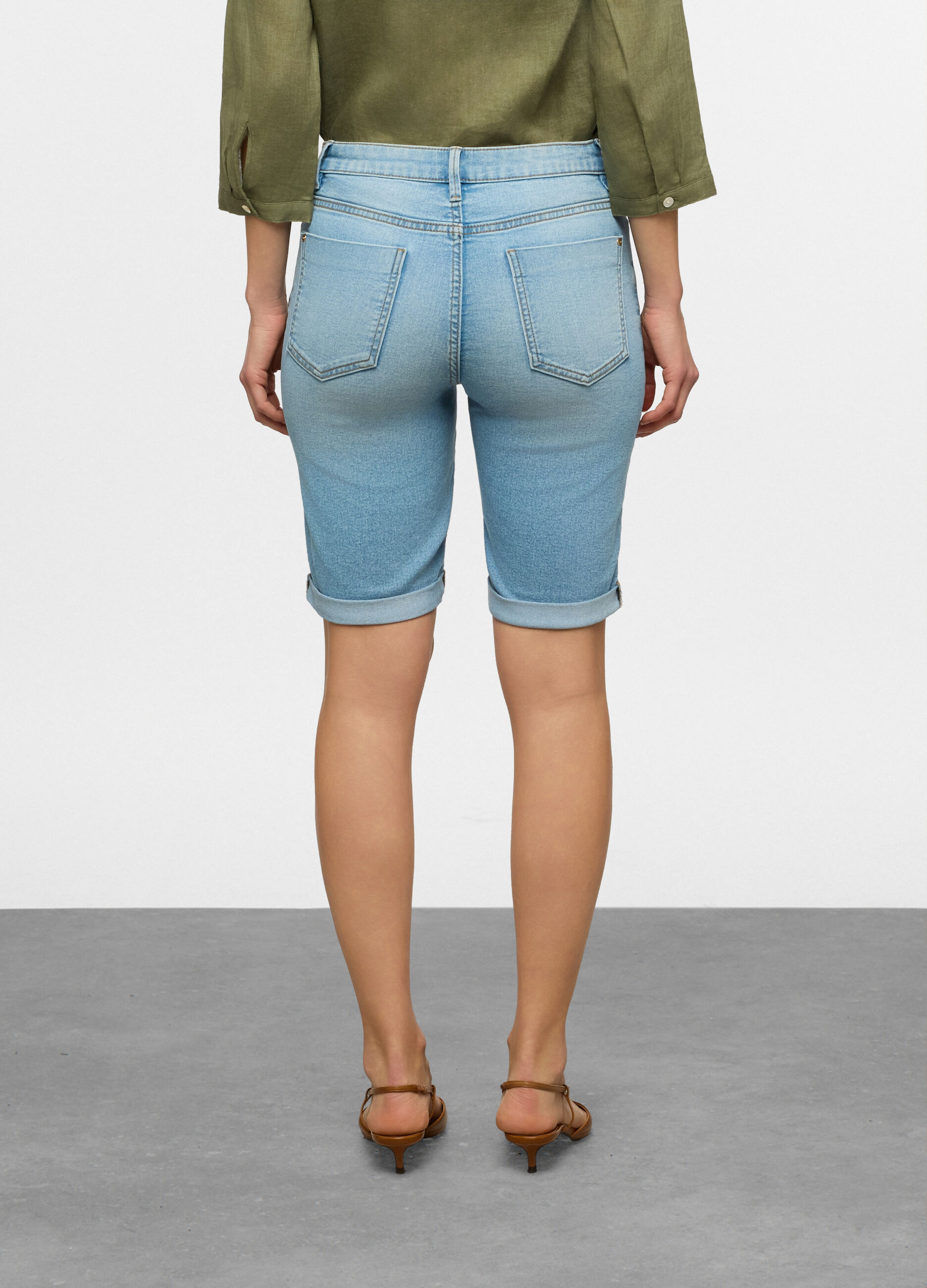 Bermuda fit Straight con fondo risvoltato in denim donna_1