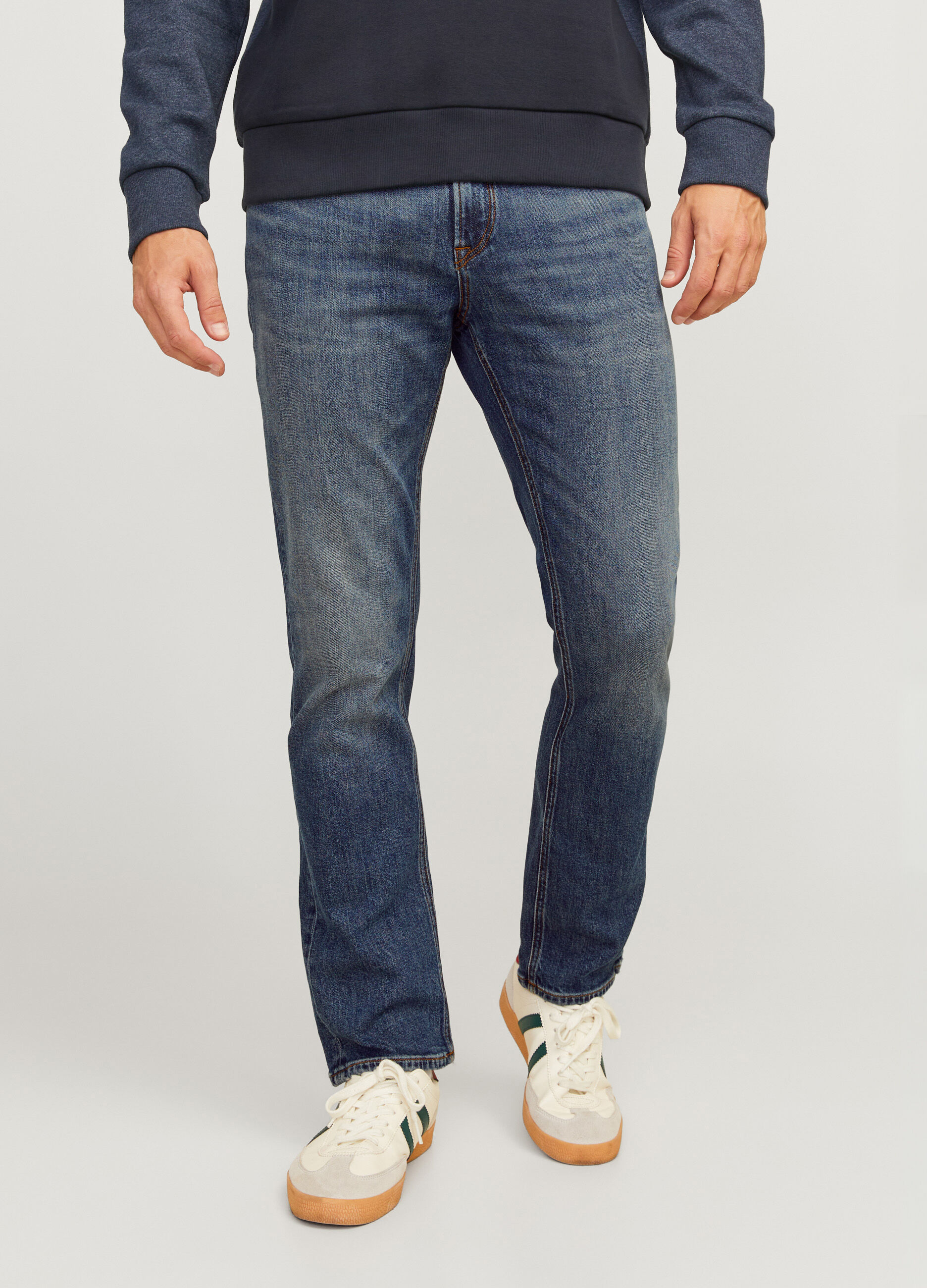 Jeans regular fit in denim lavato uomo_3