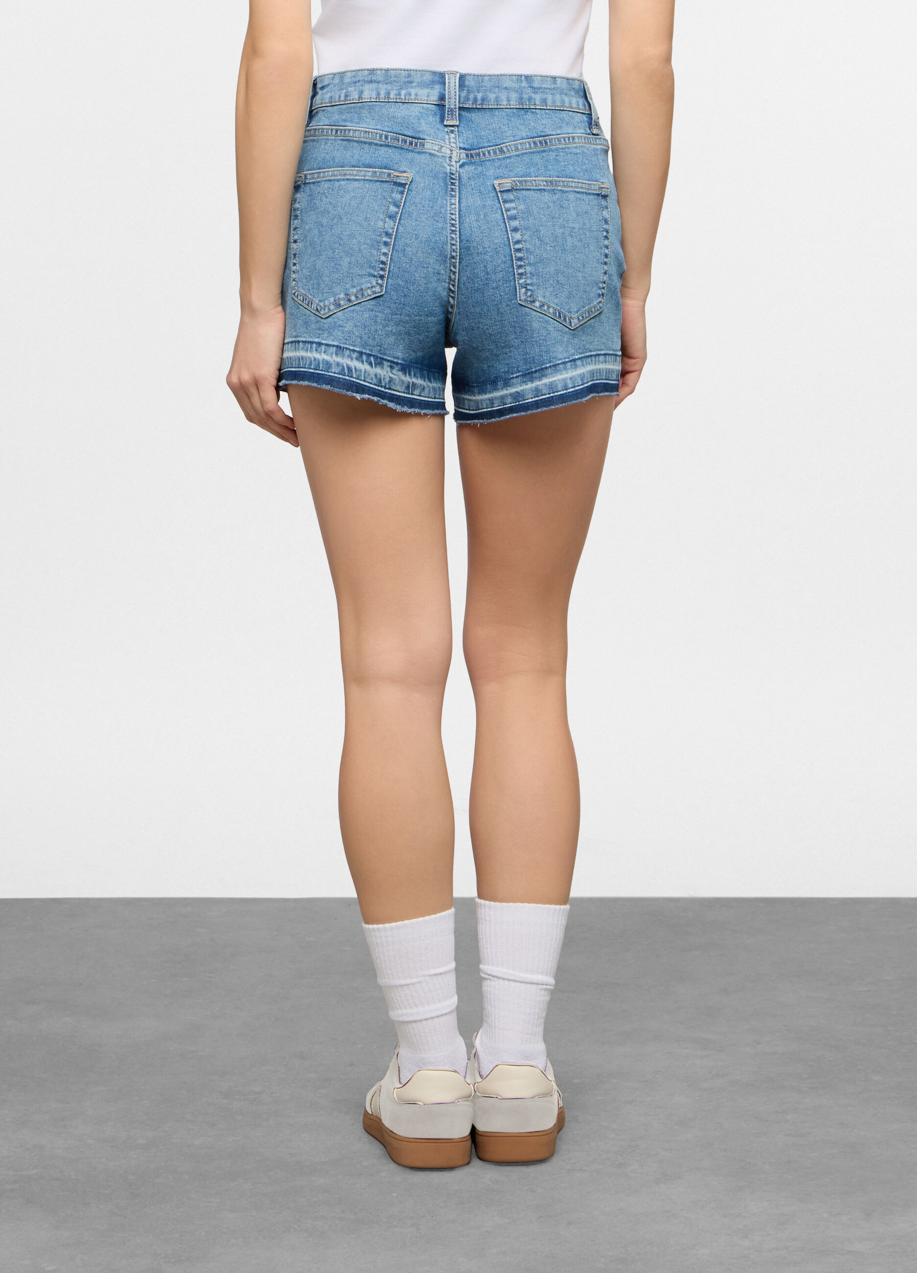 Short fit regular con taglio vivo al fondo trattato in denim stretch donna_2