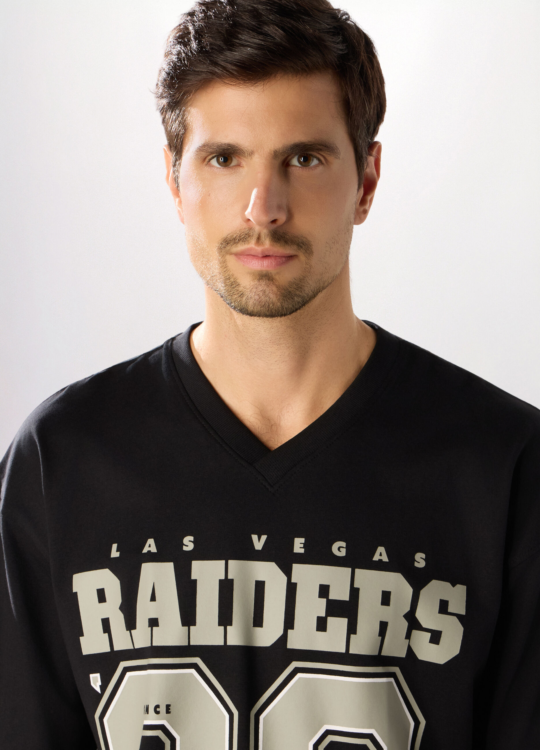T-shirt collo a V Las Vegas Raiders NFL uomo_2