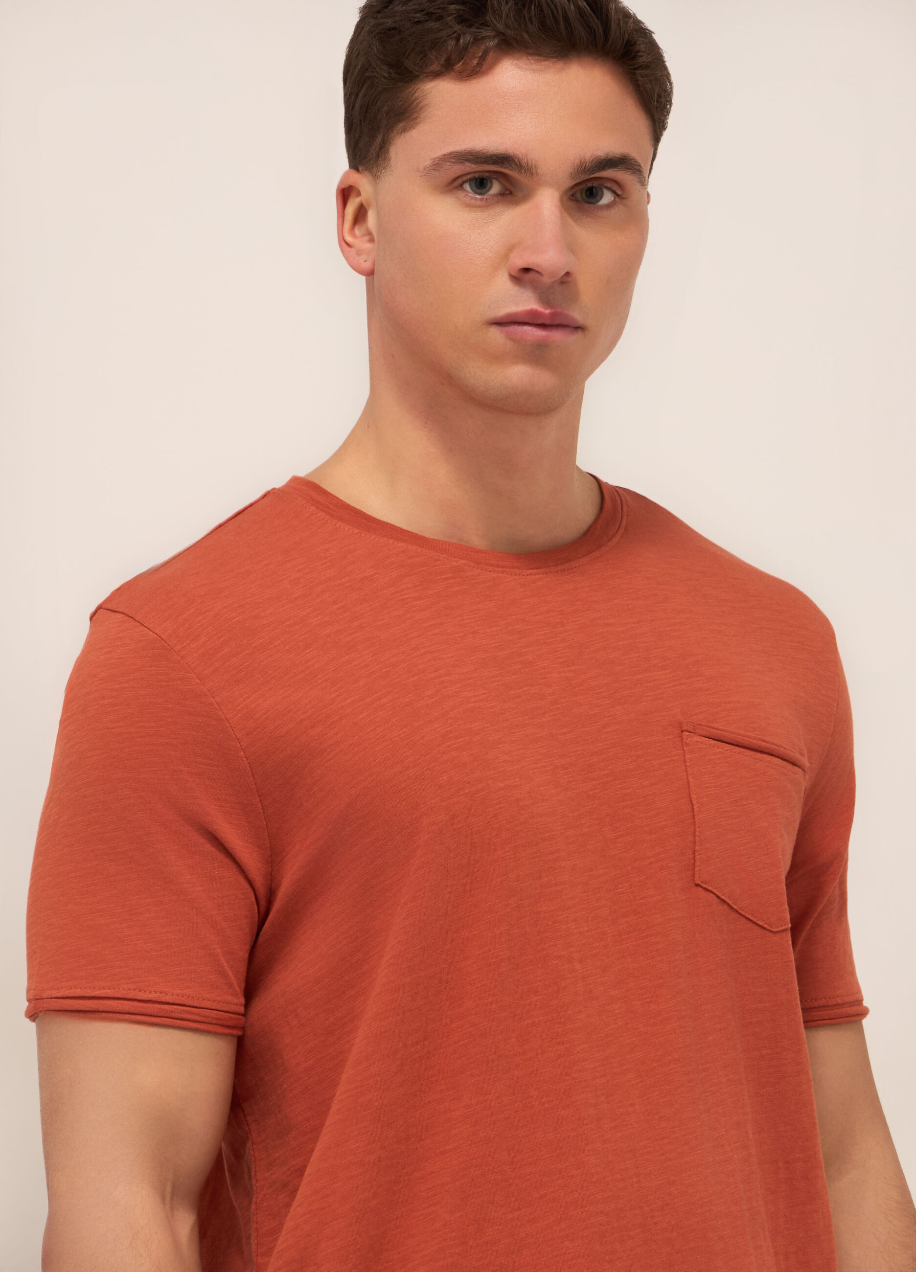 T-shirt girocollo con taschino uomo