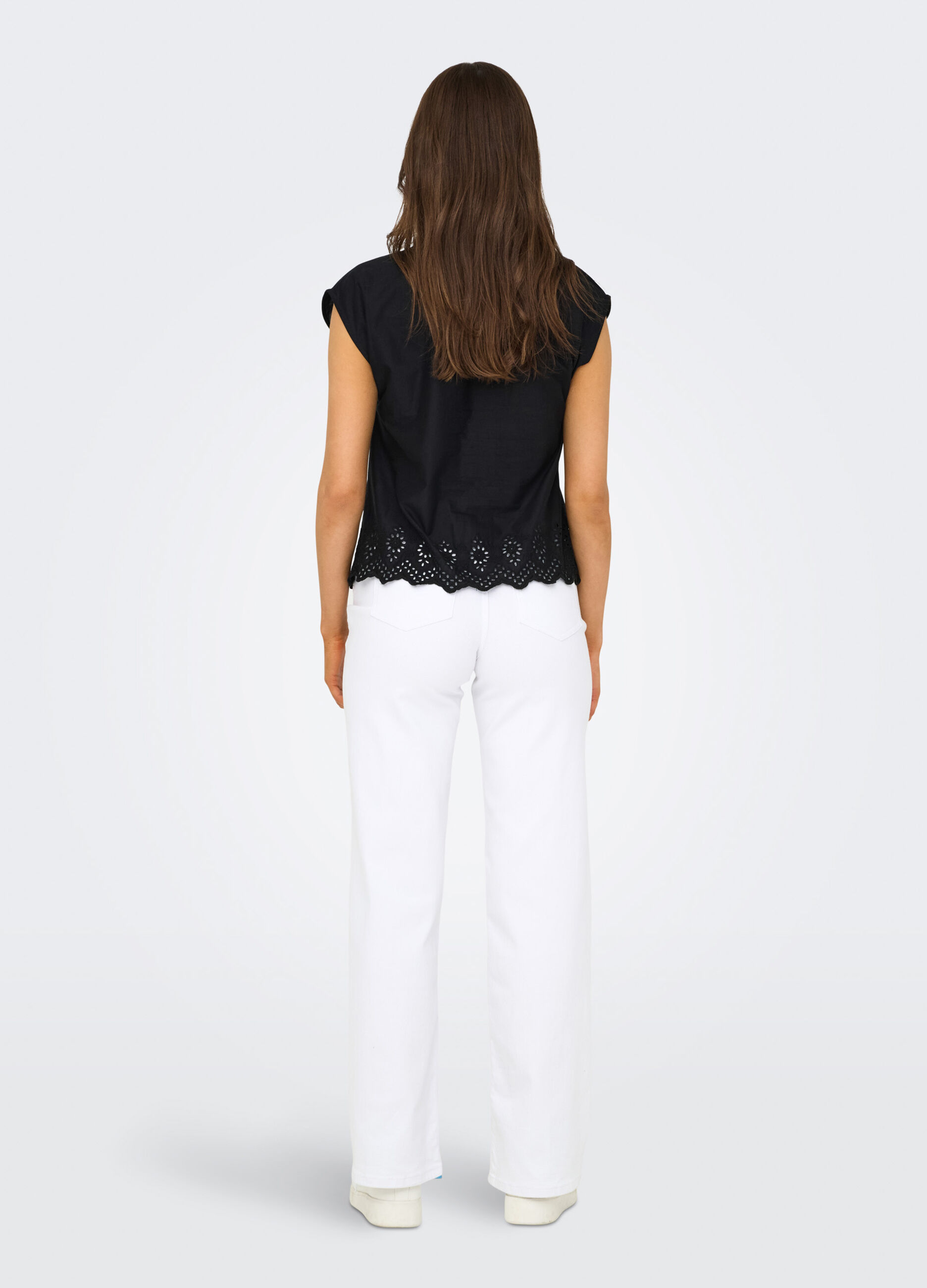 Camicia smanicata con ricami donna_1