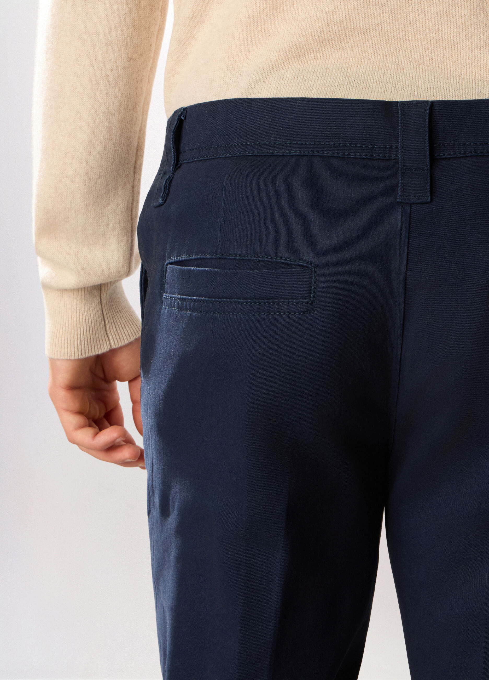 Pantaloni chino regular fit in cotone stretch uomo_2