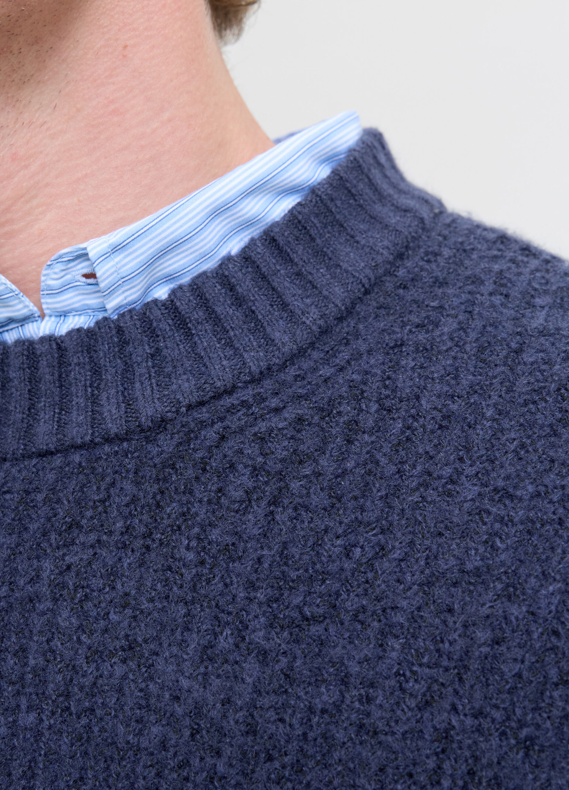 Maglione girocollo a coste uomo_4