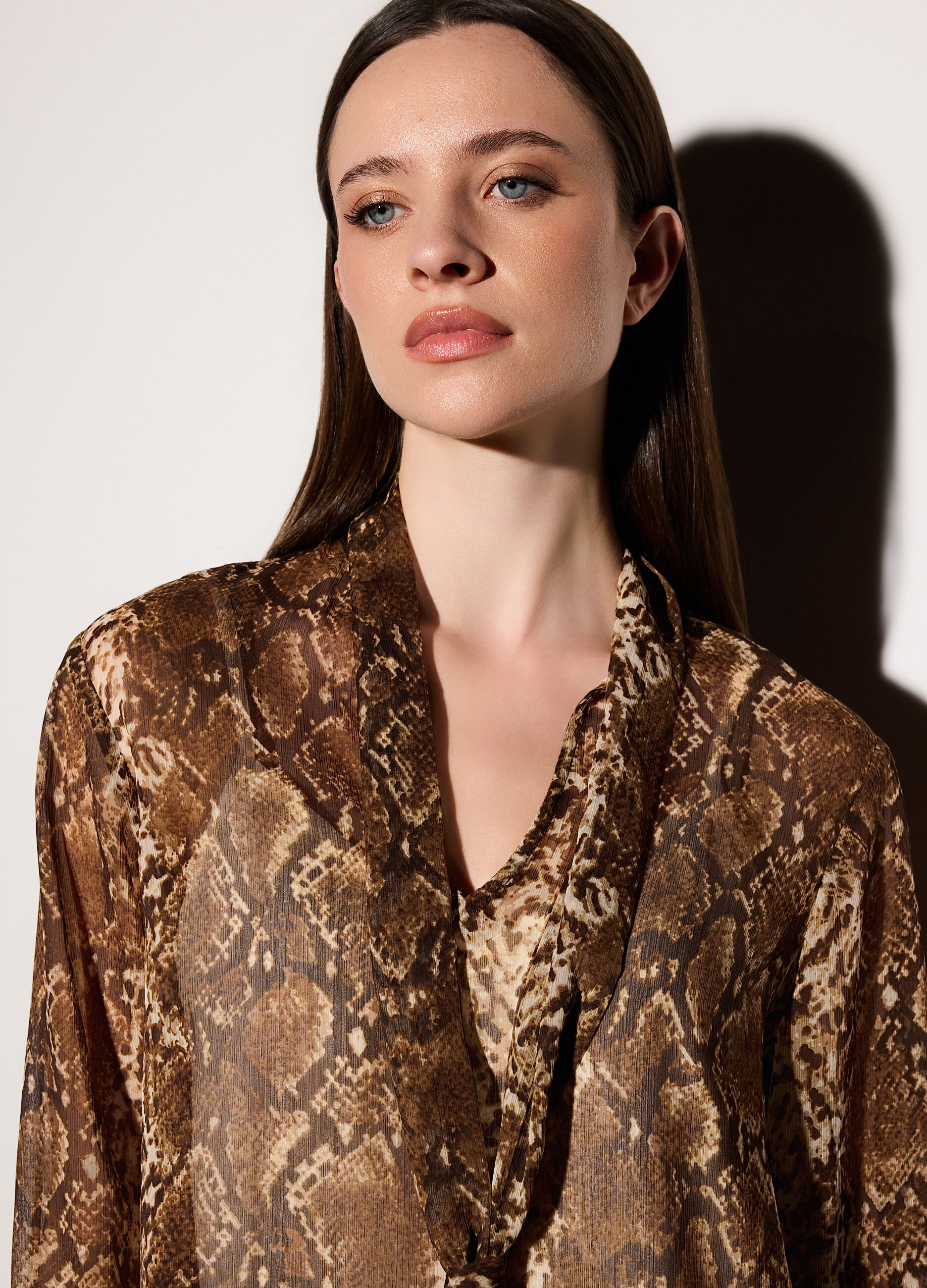 Blusa regular fit con scollo a V donna_3