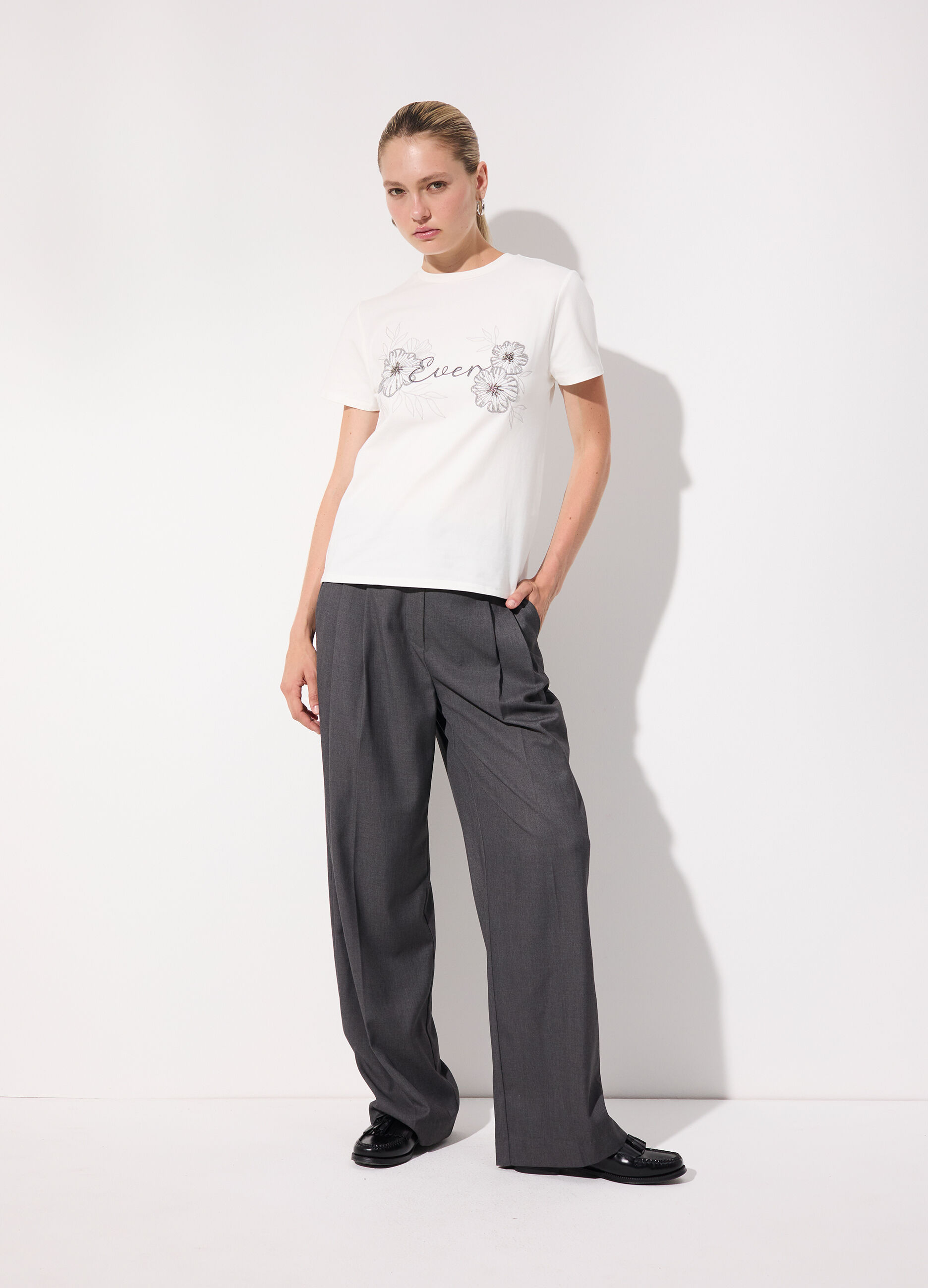 T-shirt in cotone stretch con ricami donna_0