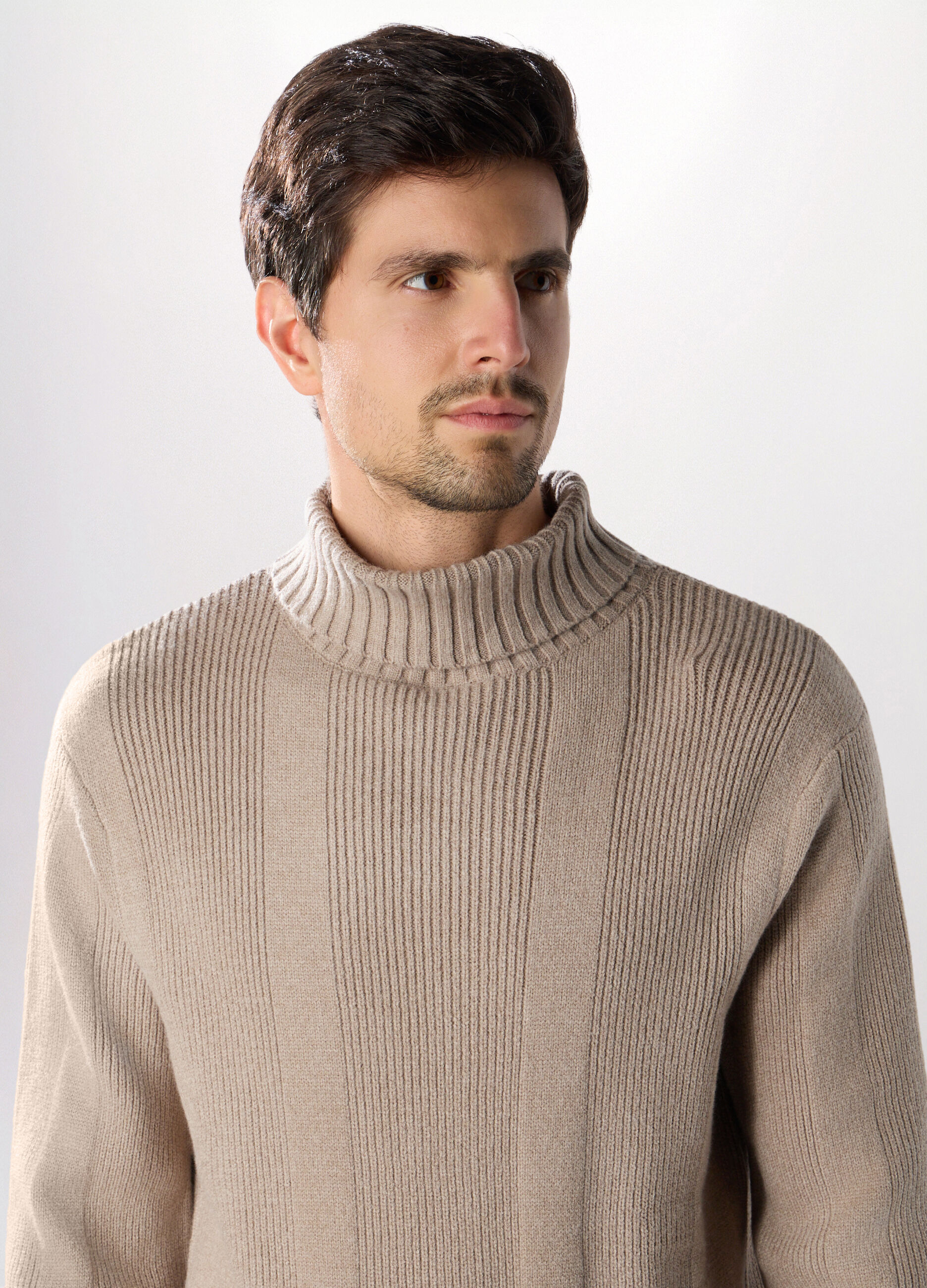 Maglione dolcevita a coste uomo_2