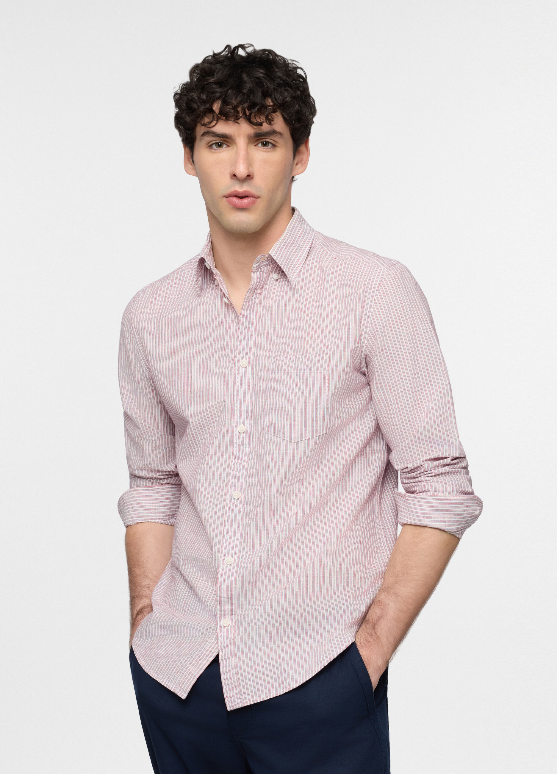 Camicia regular fit a righe con colletto button down uomo_0