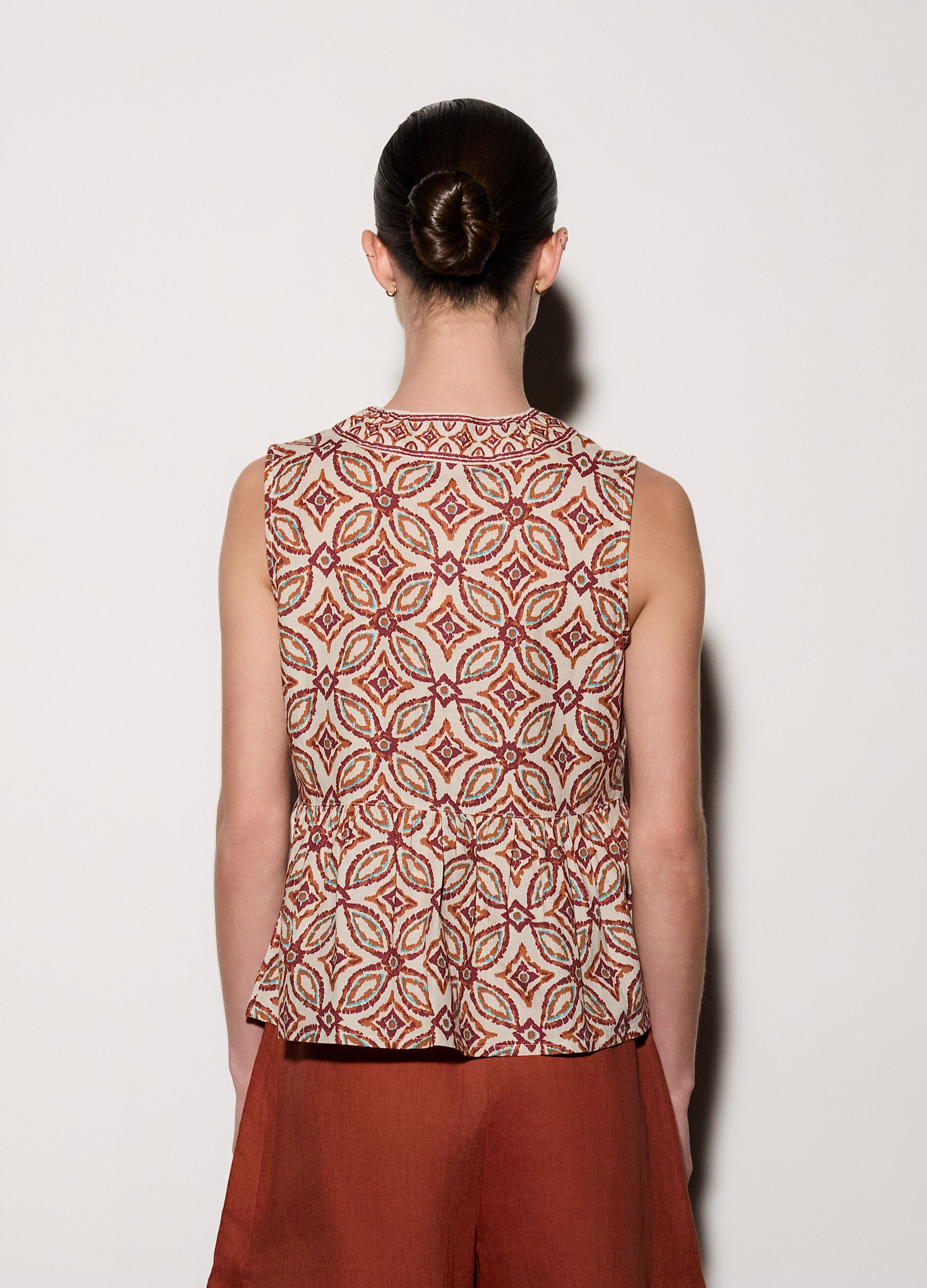 Top con scollo a V misto lino donna_2