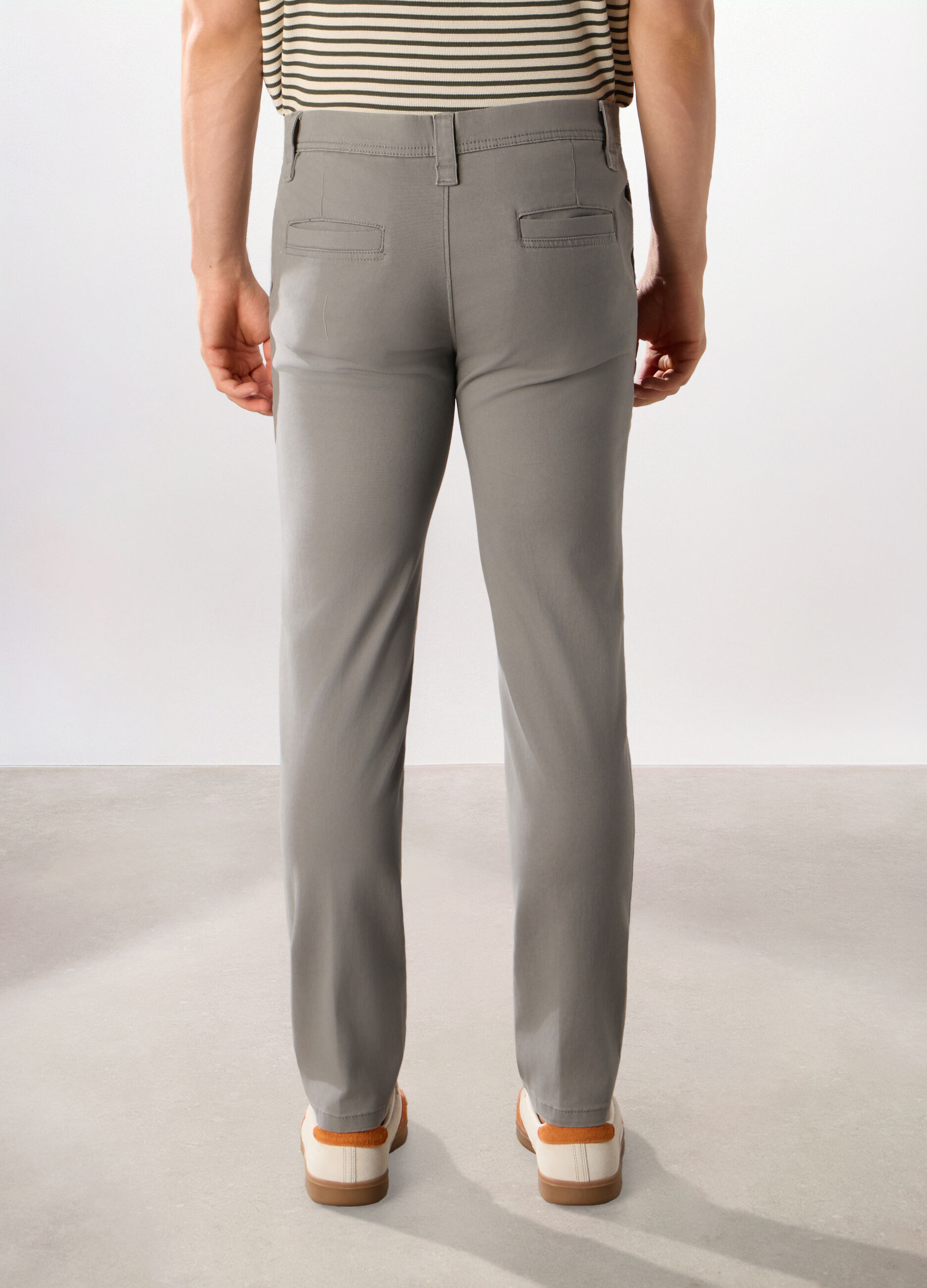 Pantaloni chino slim fit in cotone stretch uomo_1