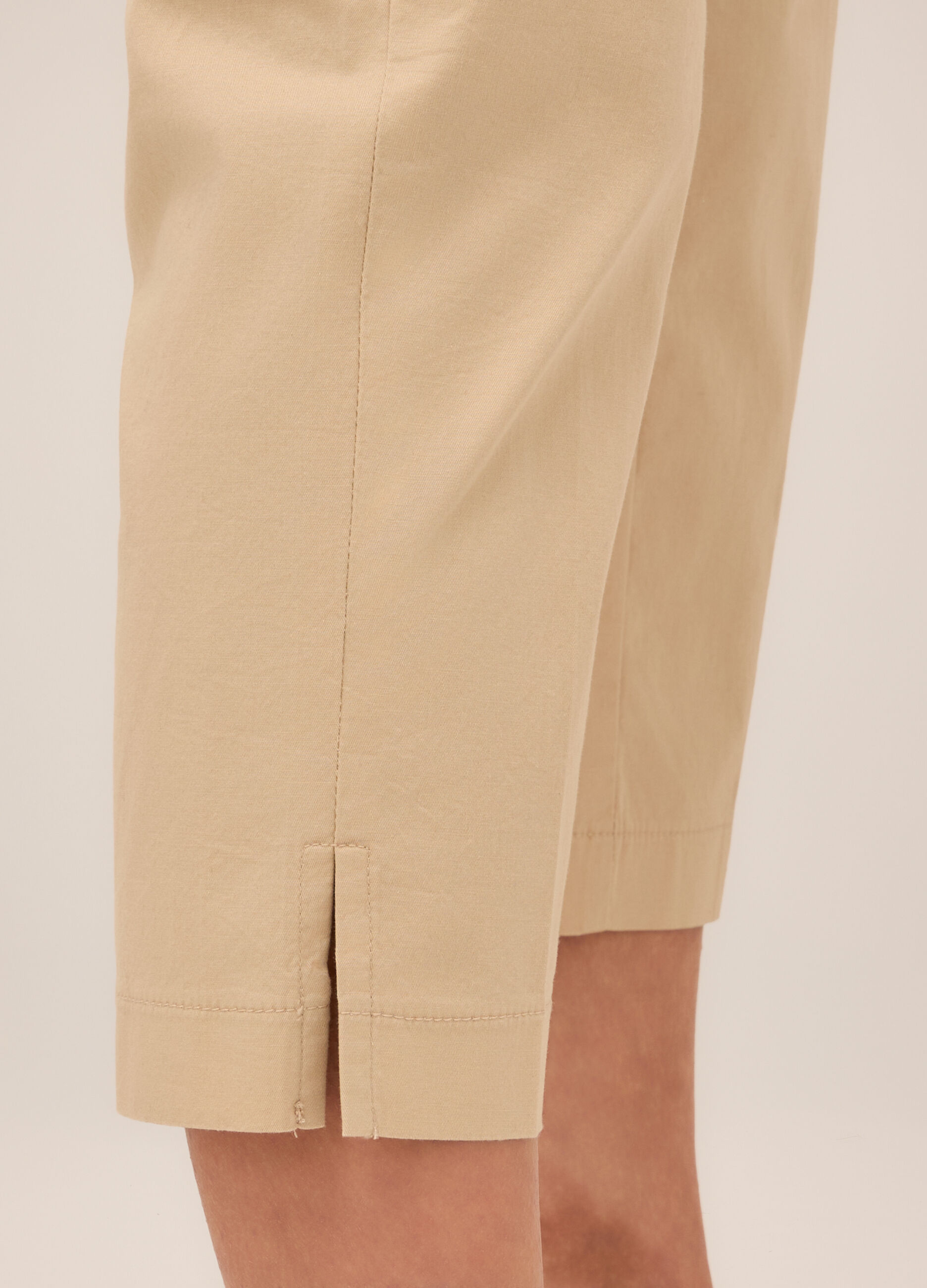 Pantaloni capri in twill di cotone stretch donna_2