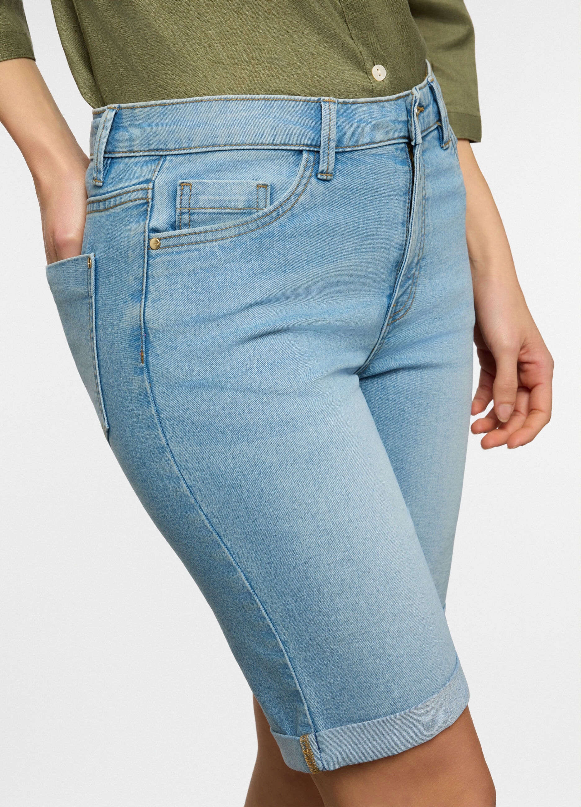 Bermuda fit Straight con fondo risvoltato in denim donna_2