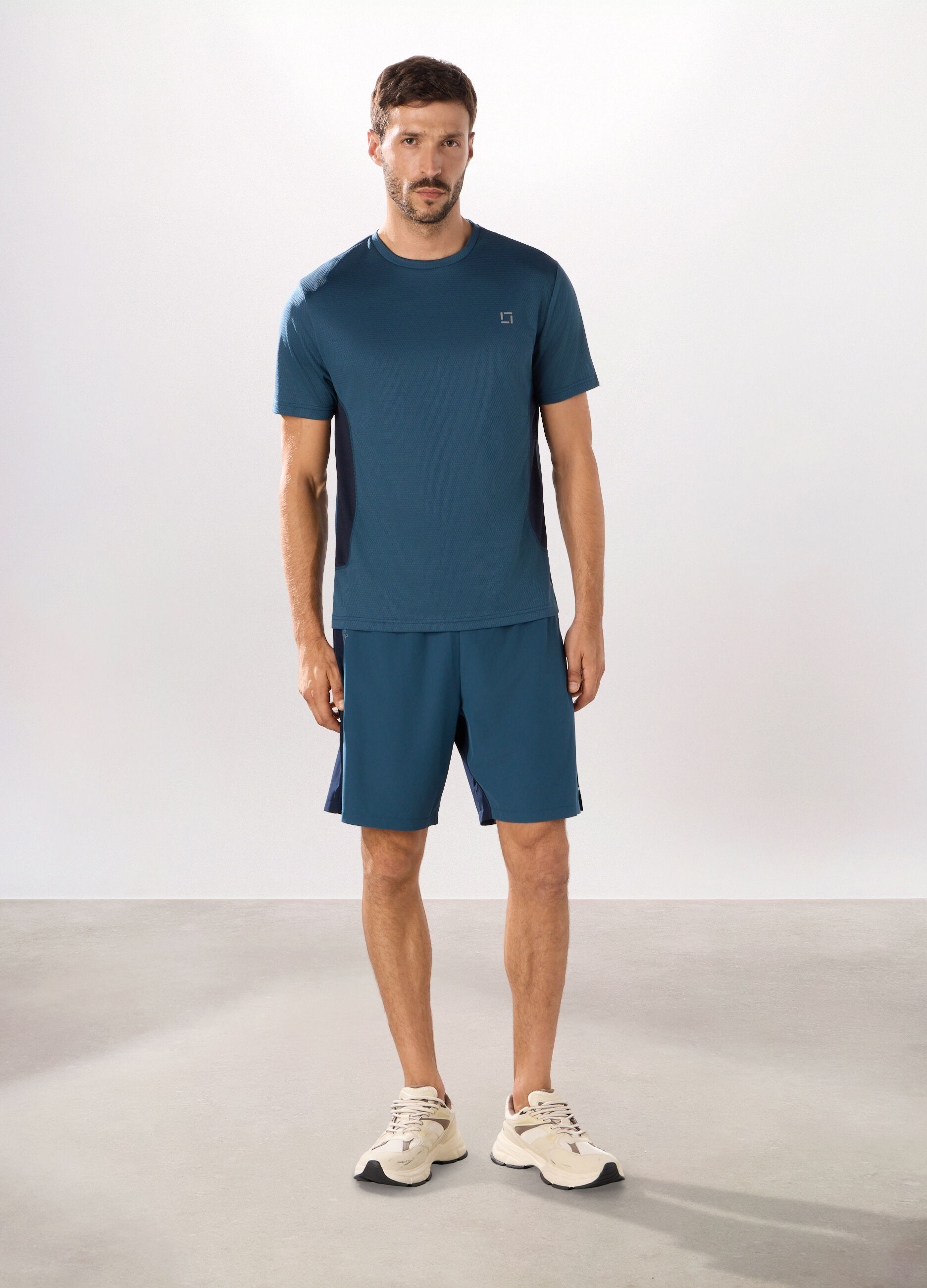 Short sportivi in tessuto stretch uomo_0