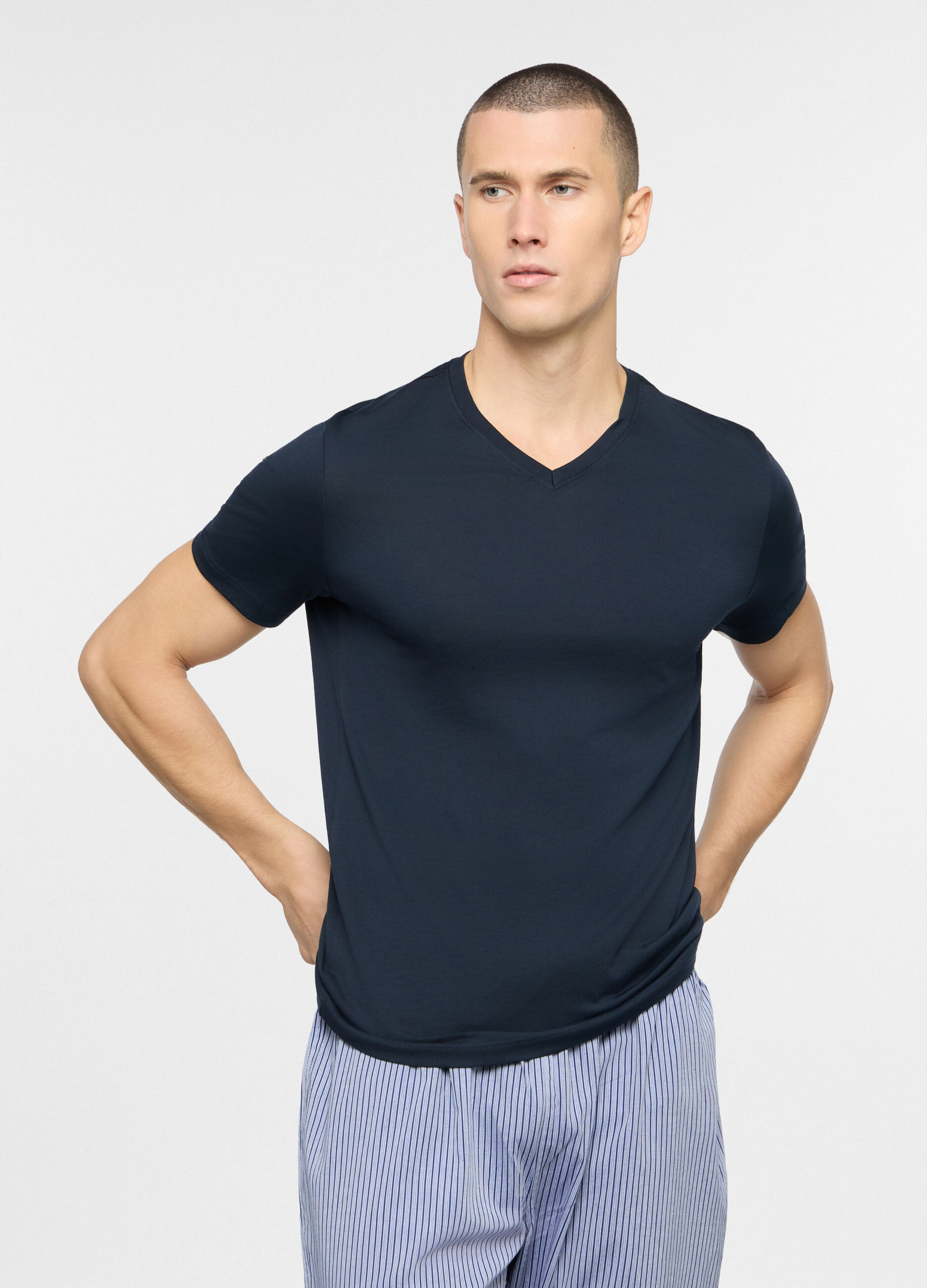 T-shirt scollo a V in jersey di cotone uomo_0