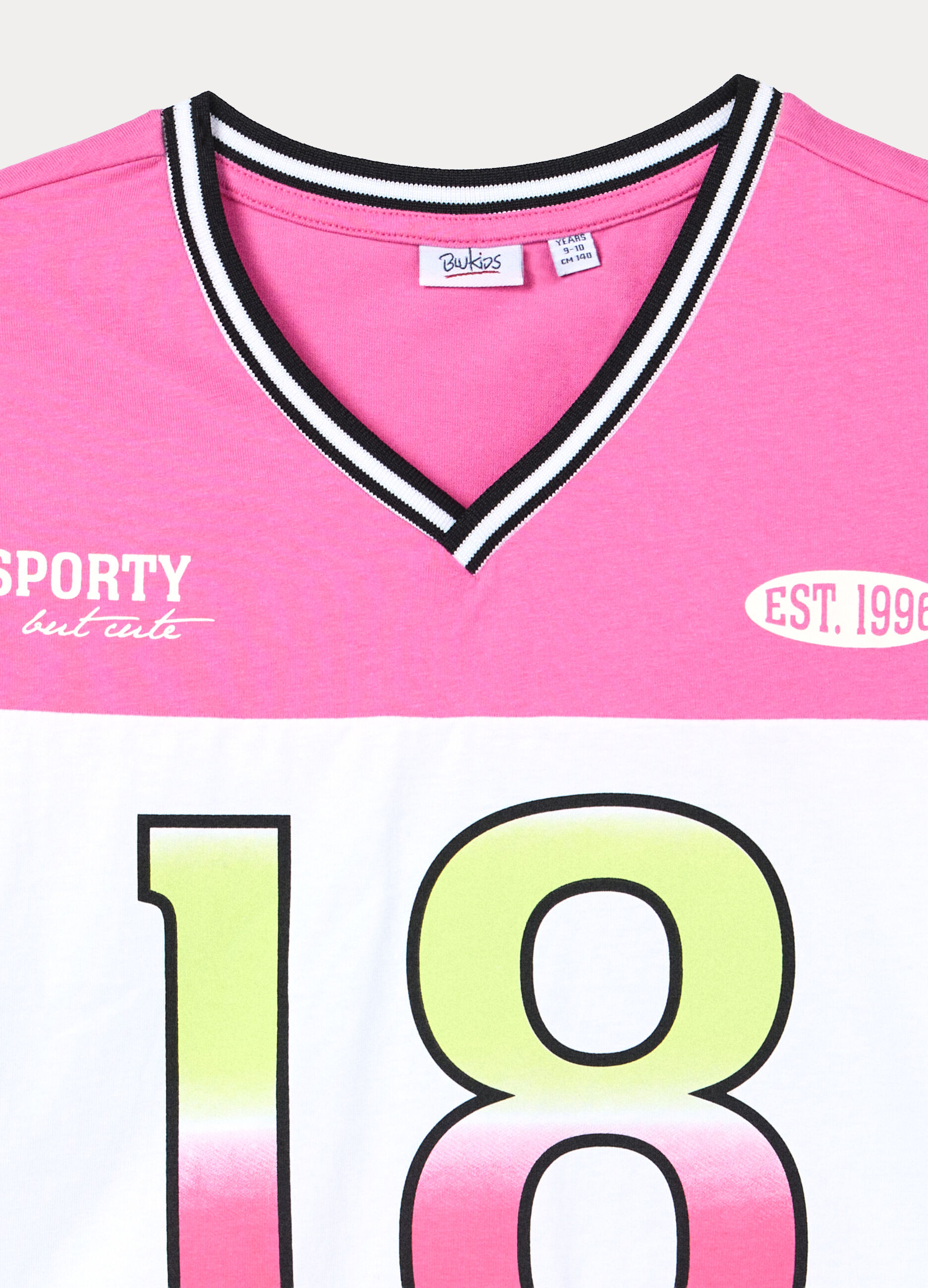 T-shirt con scollo a V ragazza_2