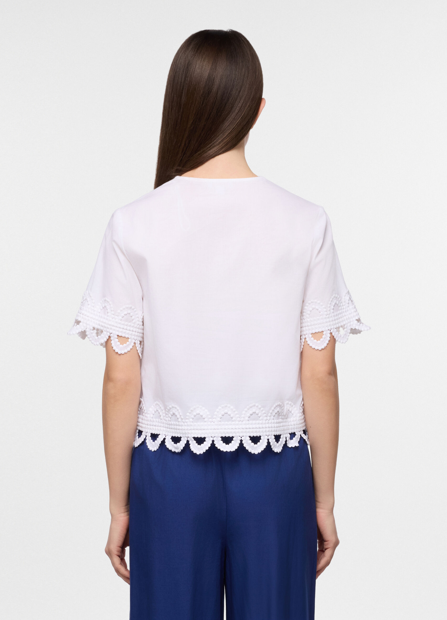 Camicia regular fit con scollo a V in popeline di puro cotone donna