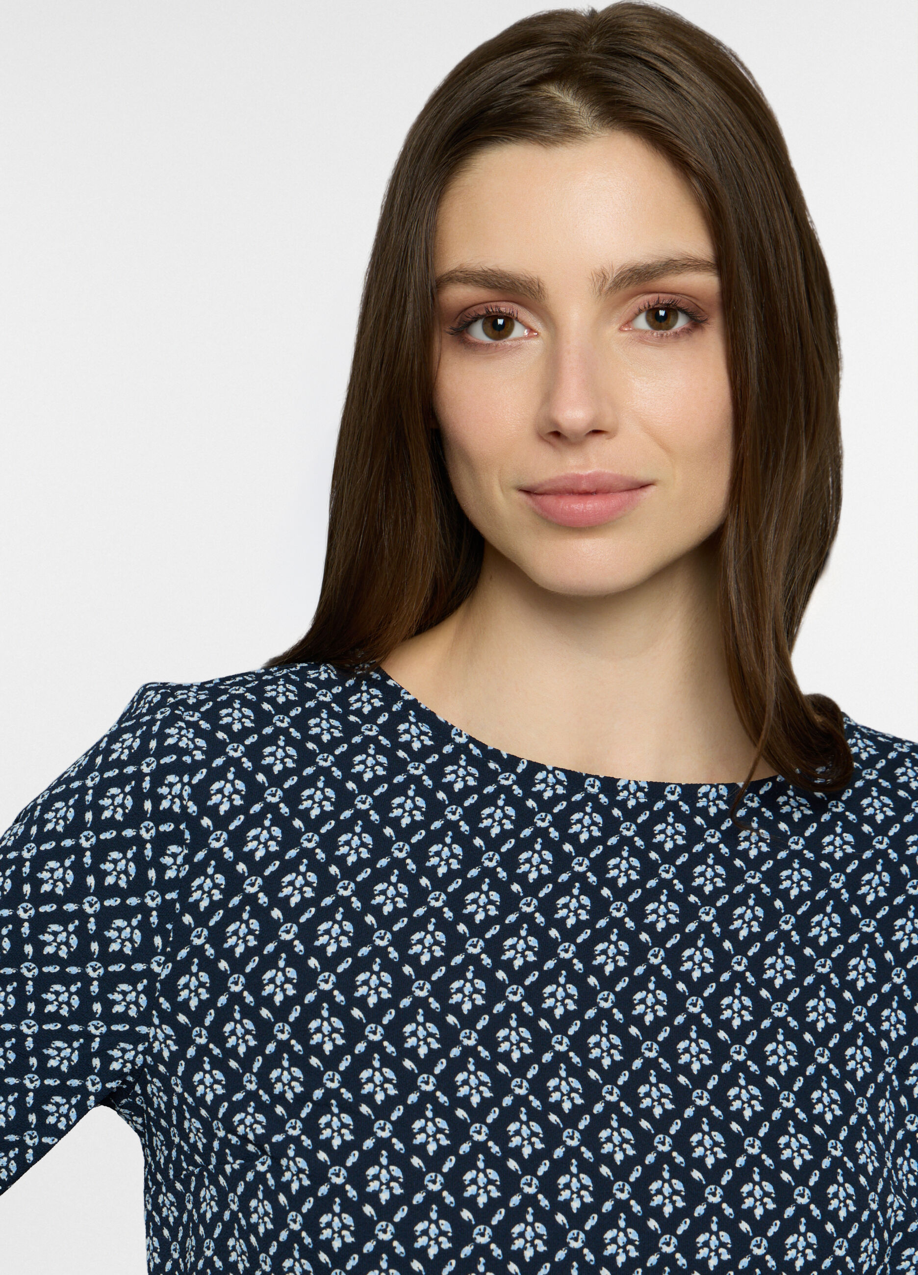 Blusa regular fit con scollo rotondo donna_2