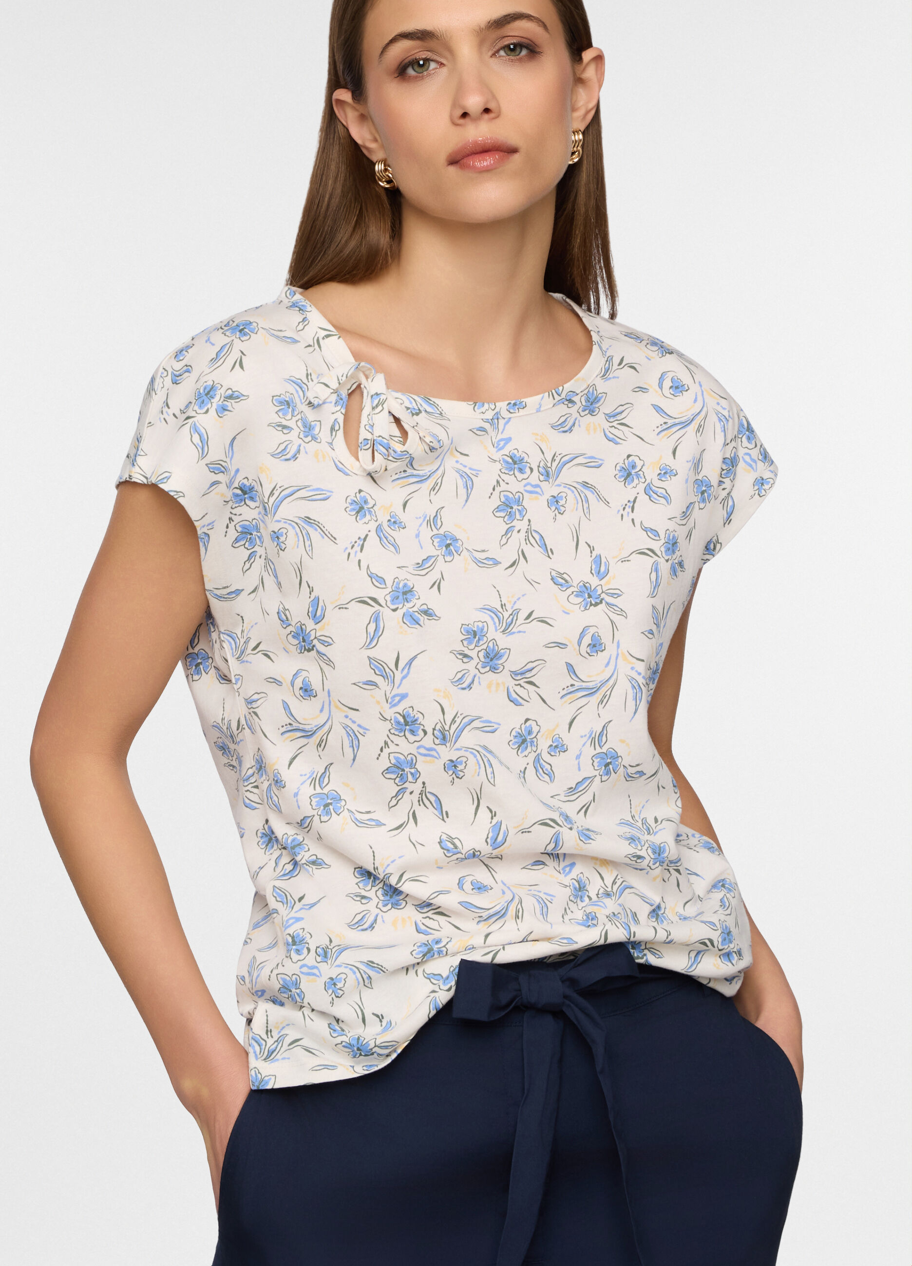 T-shirt girocollo con cut out donna_0