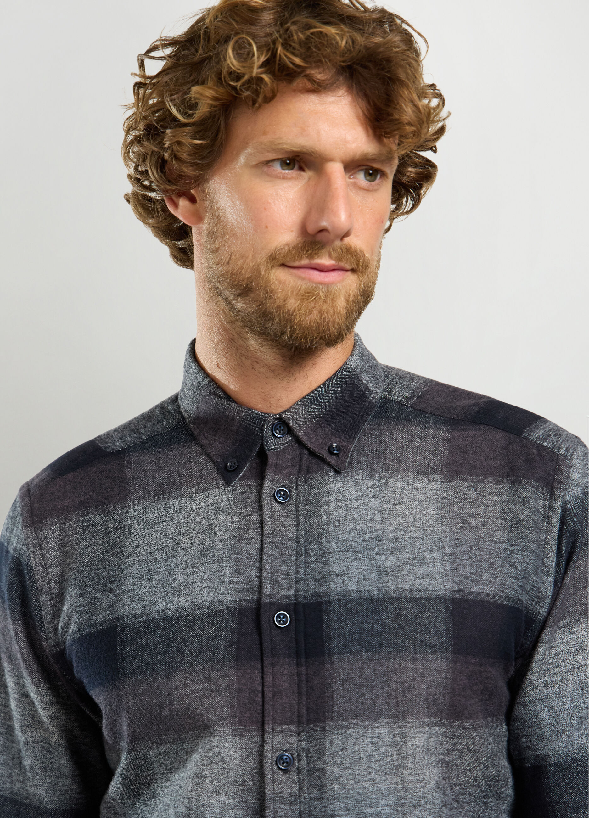 Camicia regular fit con colletto button down in flanella uomo_2