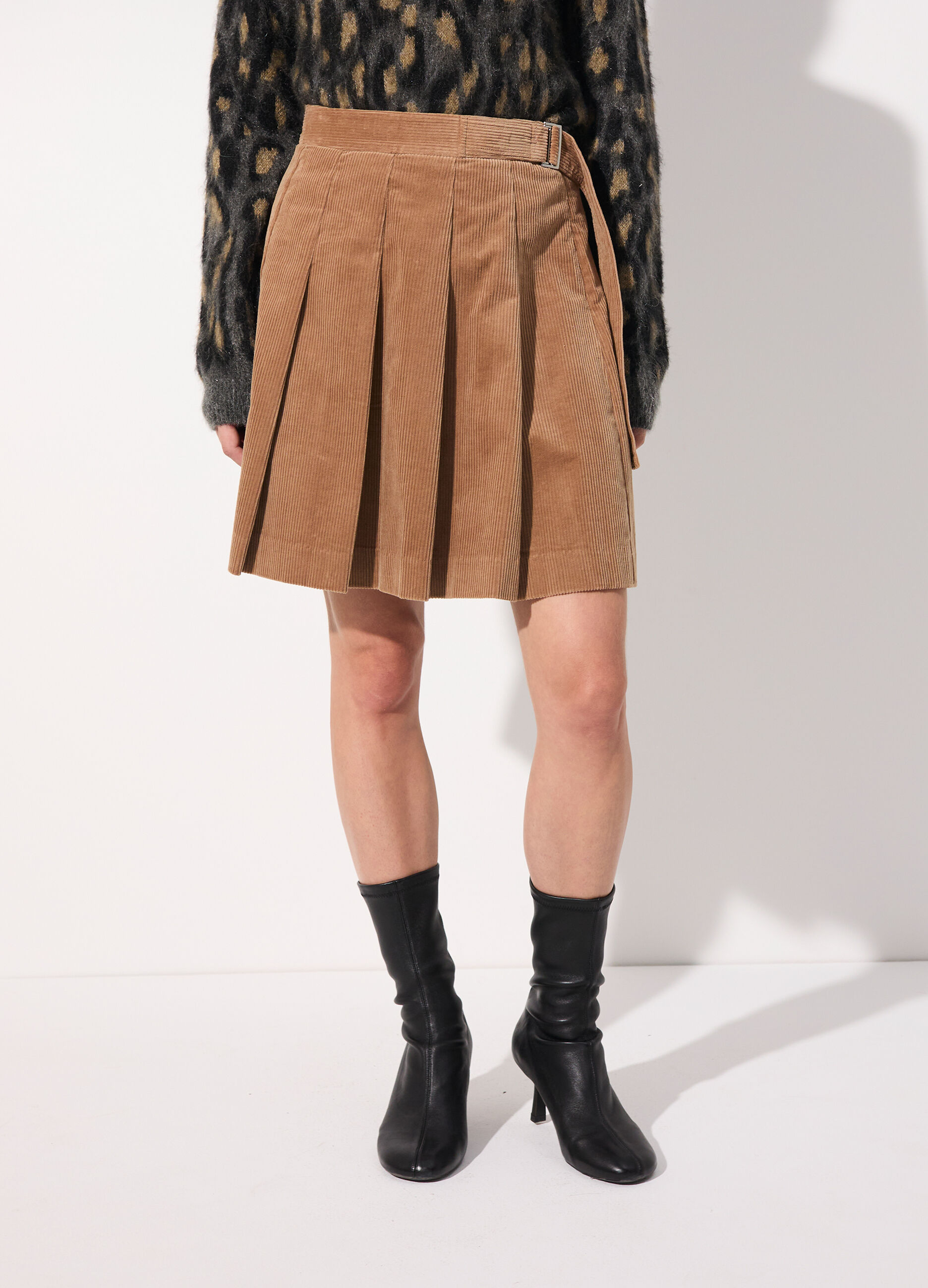 Gonna corta a pieghe in velluto corduroy donna_1