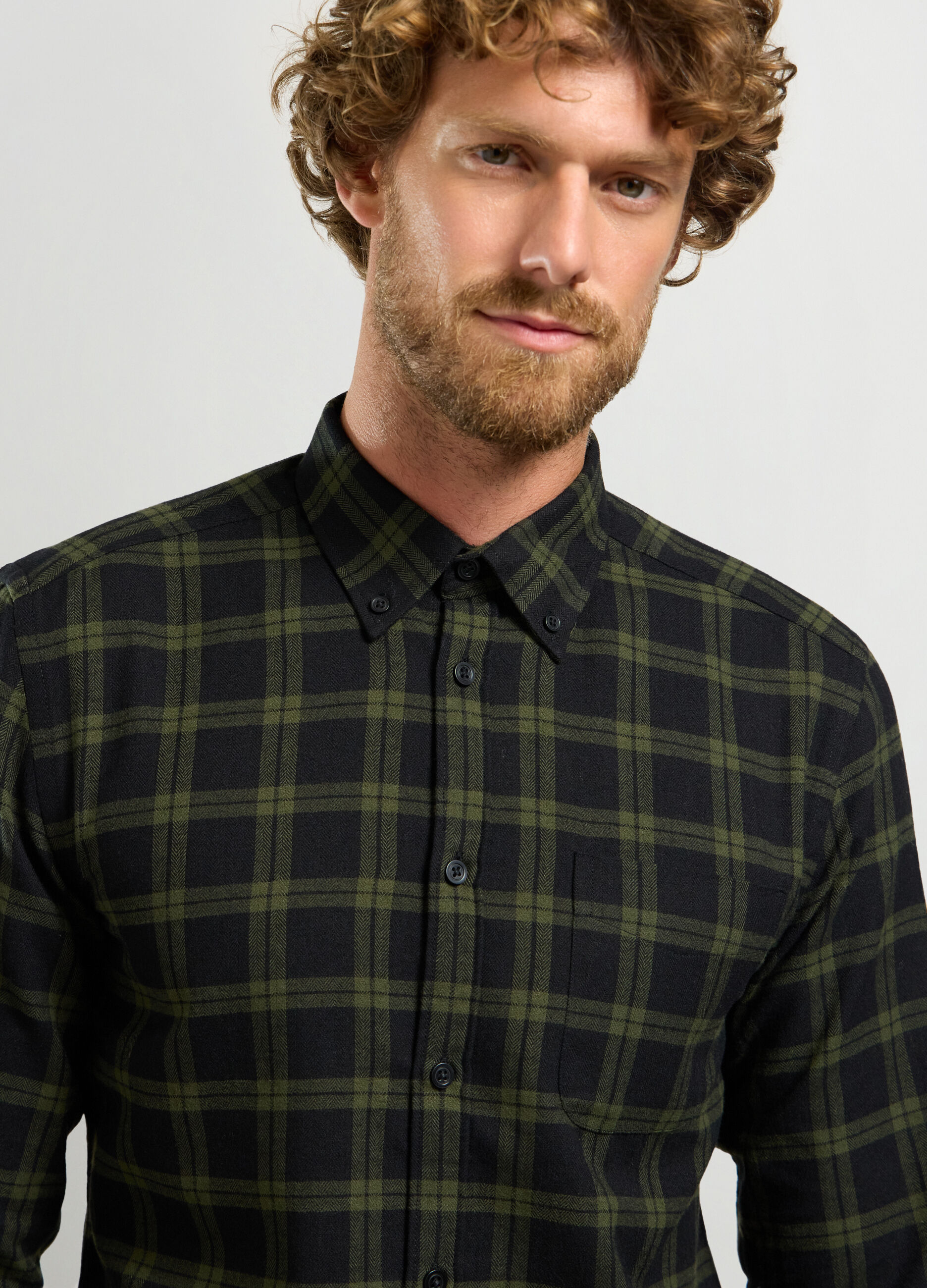 Camicia regular fit con colletto button down in flanella uomo_2