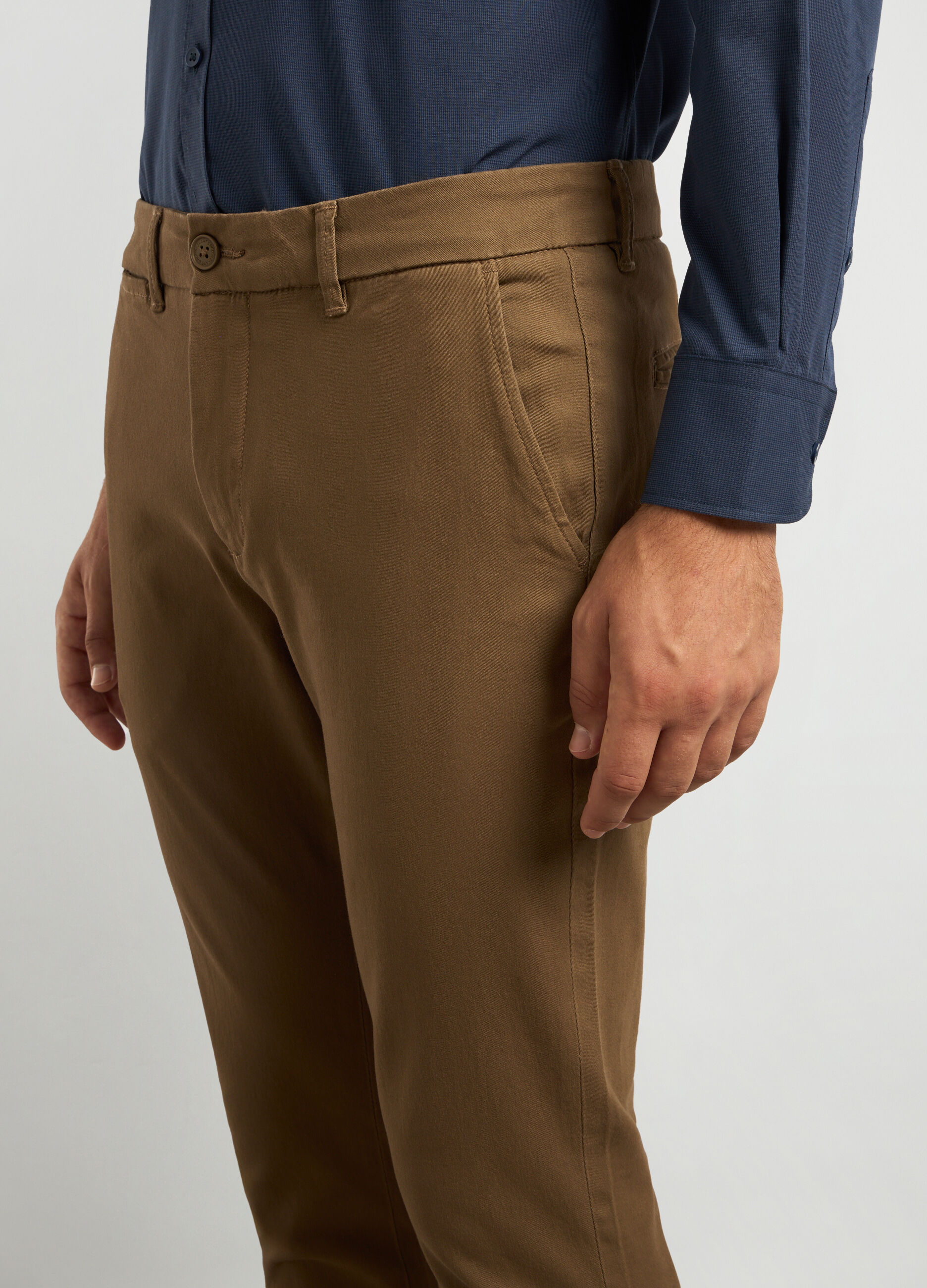 Pantaloni slim fit chino in cotone stretch uomo_2