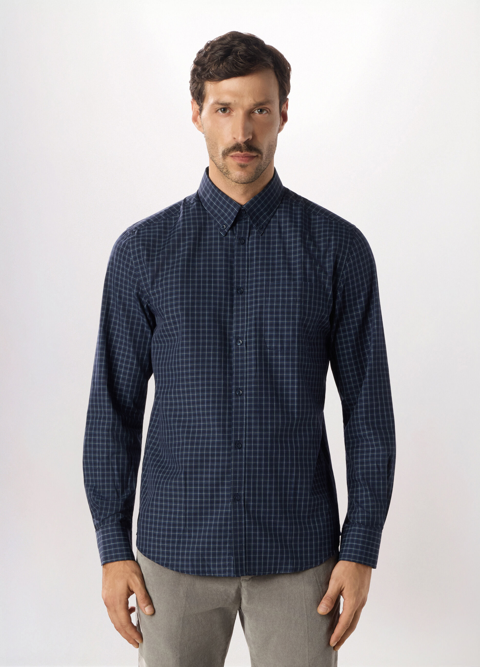 Camicia slim fit con colletto button down in misto cotone uomo_0