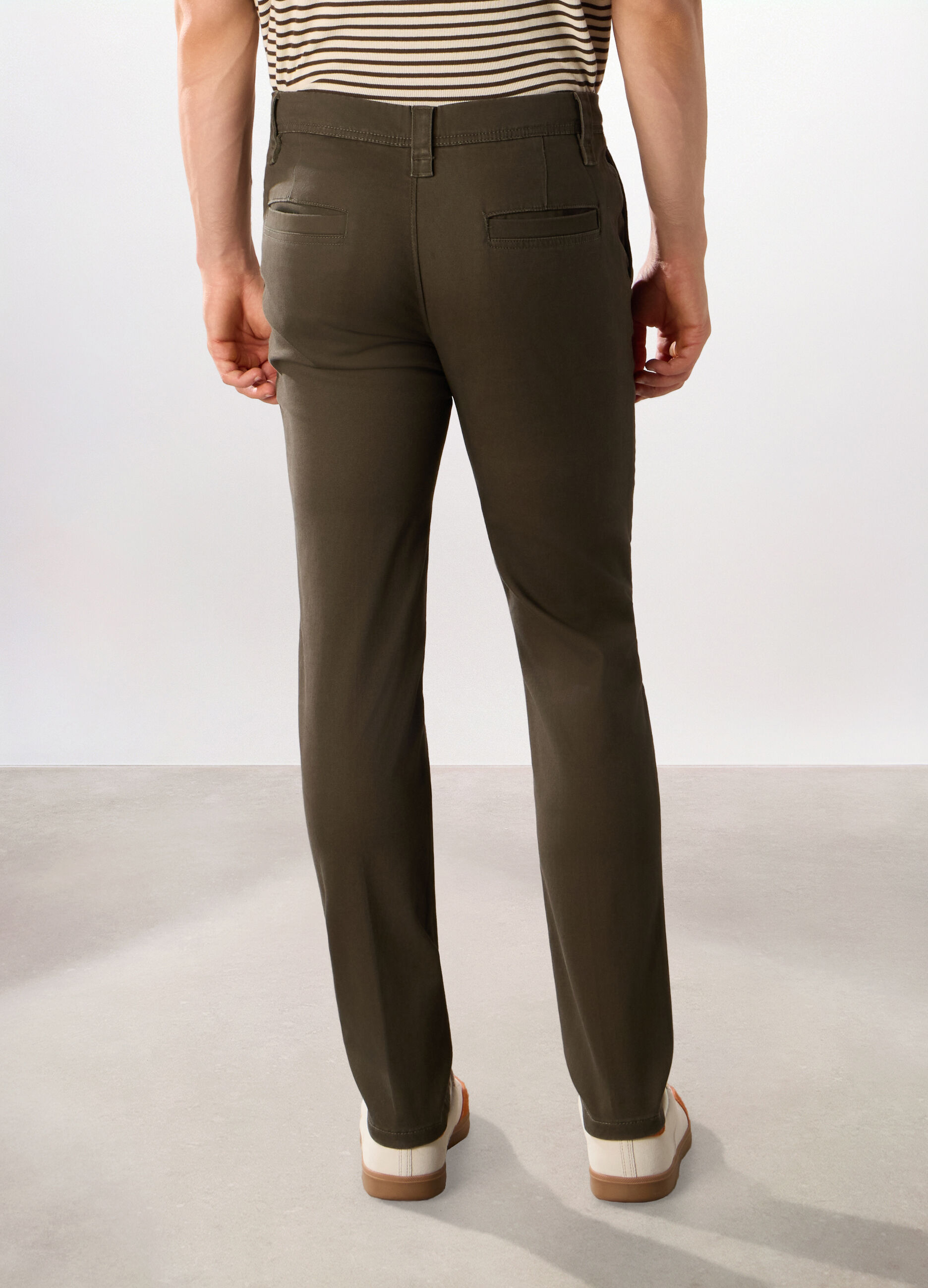 Pantaloni chino slim fit in cotone stretch uomo_1